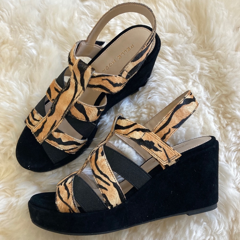 NWOB pelle moda tiger print velco strappy wedge sandals